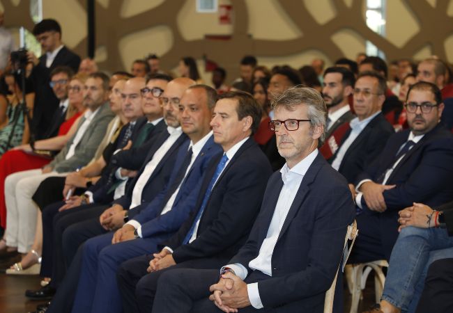 Autoridades, profesorado y empresarios