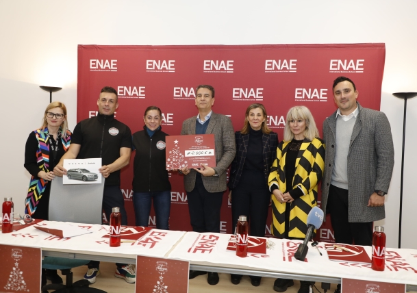 Organizadores de la campaña Árbol Solidaria, colaboradores y beneficiarios