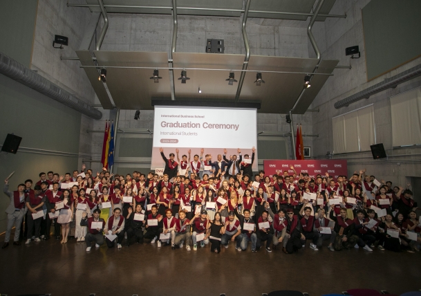 La promoción 2023/24 de alumnos internacionales se gradúa 