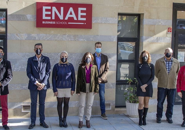 Recibimos a los seleccionados de la convocatoria de becas concedidas en colaboración con el Servicio Regional de Empleo y Formación (SEF)