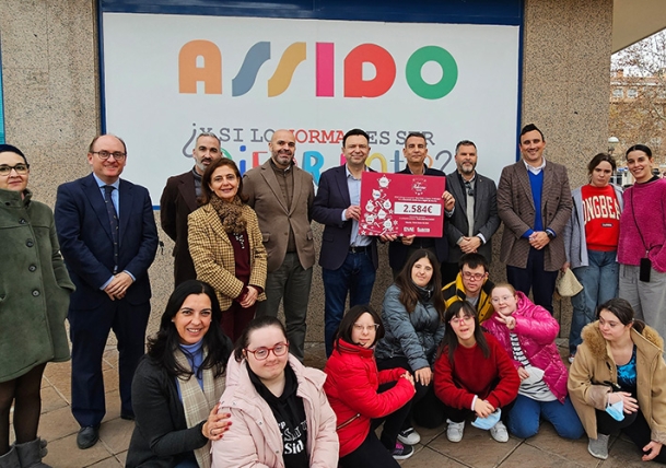 La campaña Árbol Solidario de ENAE a favor de ASSIDO consigue 2.584€ en donaciones