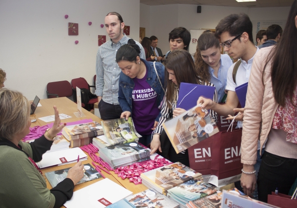  El Foro de Empleo 2016 ha conectado a más de 600 desempleados con empresas de la Región